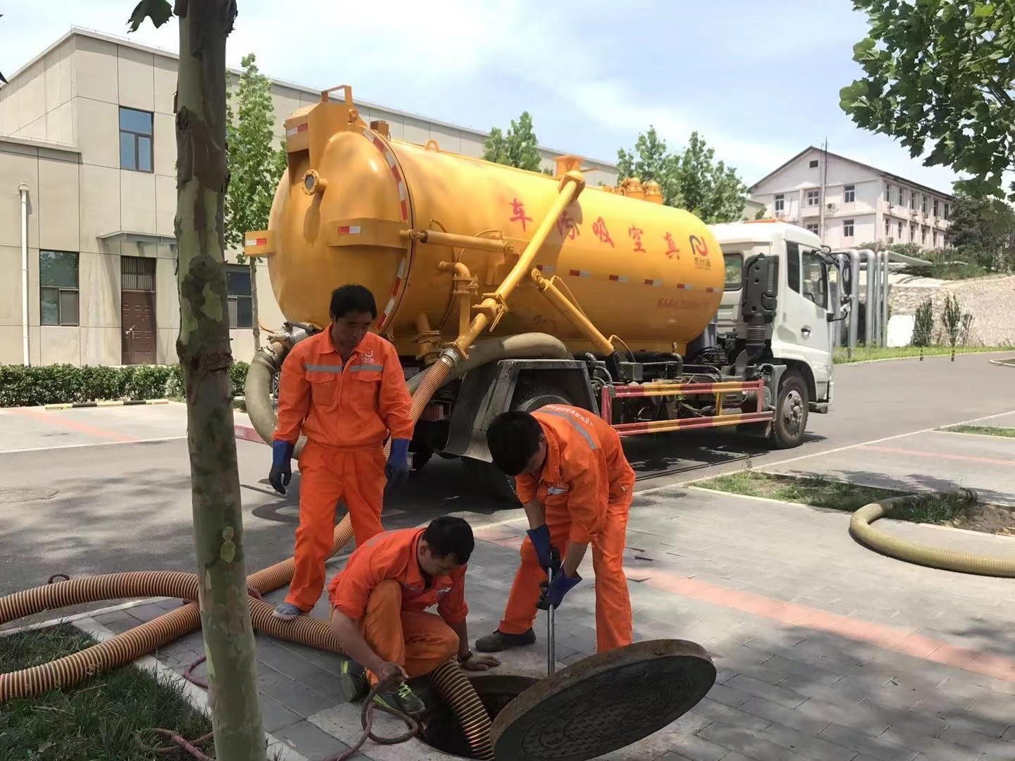 花垣管道疏通车停在窨井附近