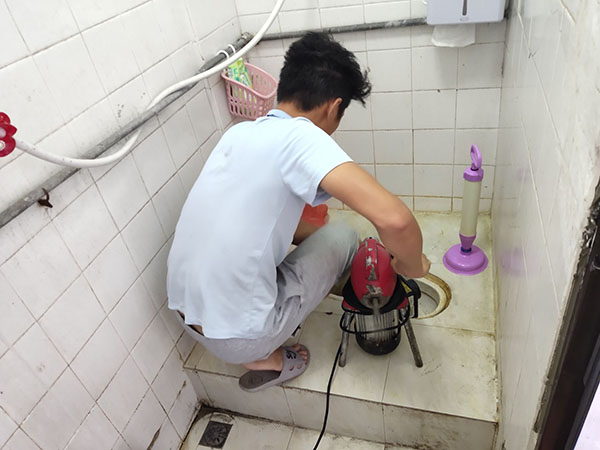 花垣管道堵塞冒臭气 专业师傅现场解决问题